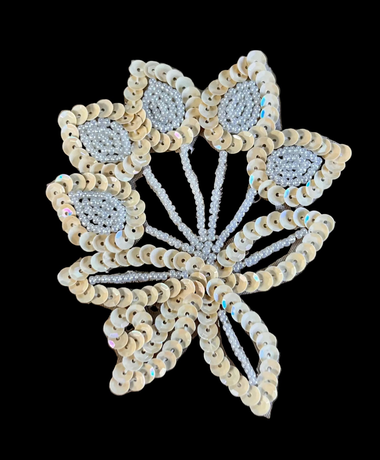 Flor con Lentejuelas y Cuentas Crema 3" x 3.5"