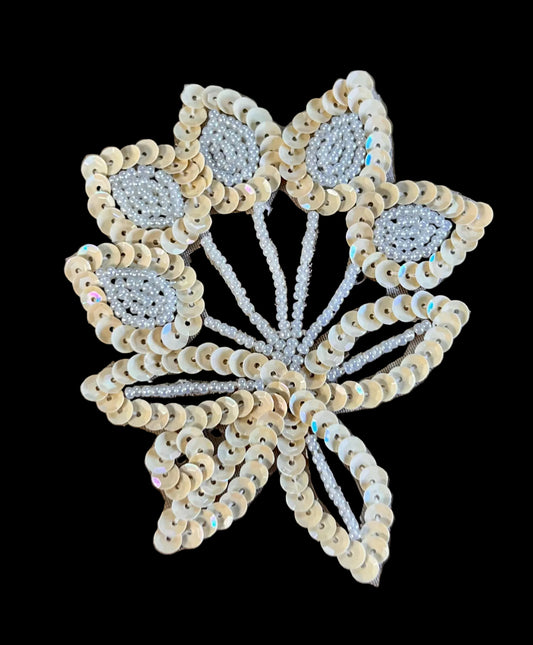 Flor con Lentejuelas y Cuentas Crema 3" x 3.5"