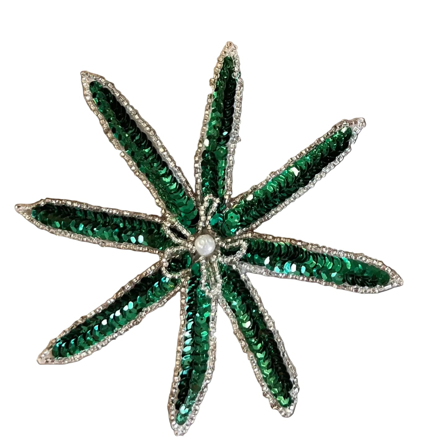 Flor con lentejuelas verdes y ribete de cuentas plateadas con centro de perlas Dos estilos 4" x 4"