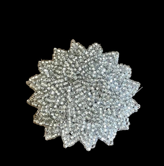 Acento floral redondo con bordes puntiagudos de cuentas plateadas de 5 x 5 cm