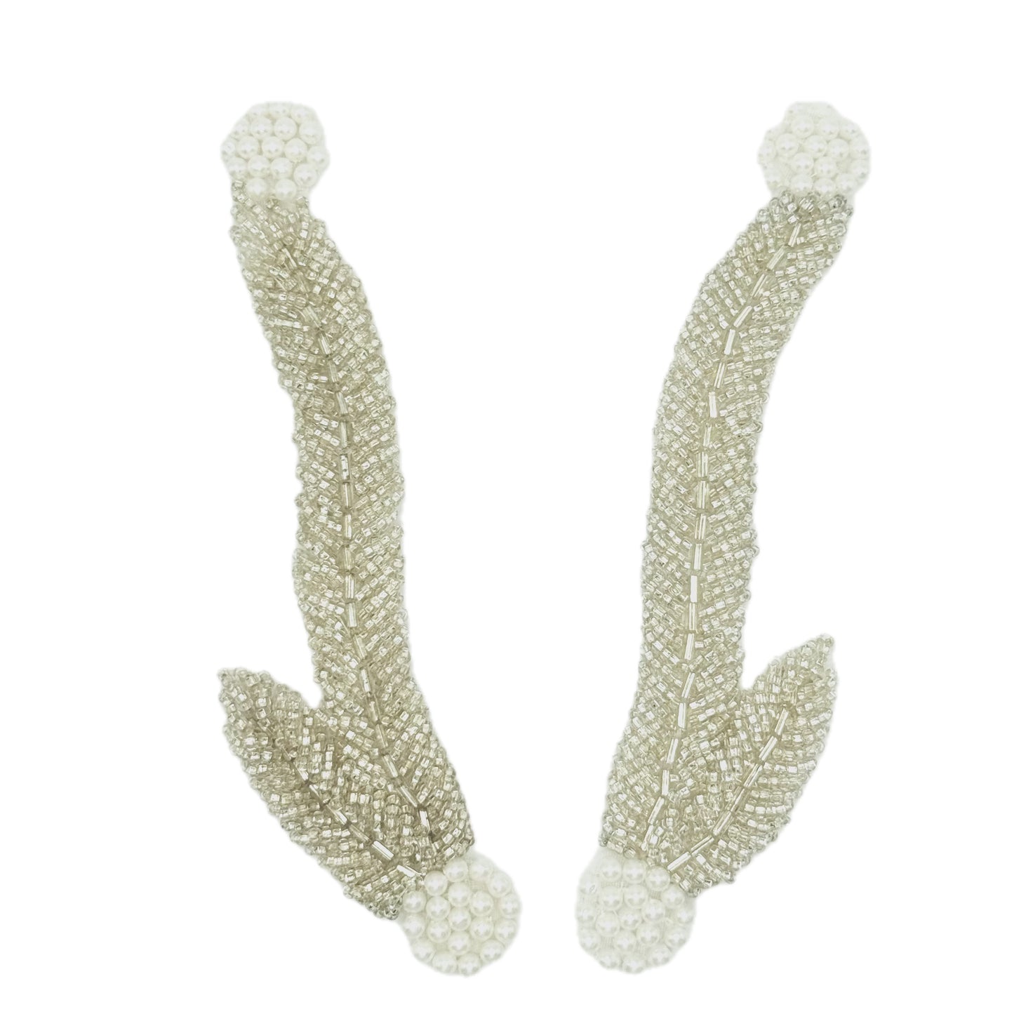 Par de hojas con cuentas de cristal plateado y perlas 6" x 2"