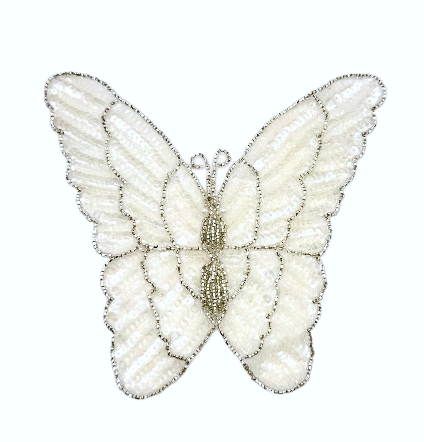 Mariposa con lentejuelas iridiscentes y cuentas plateadas 7.5" x 7"