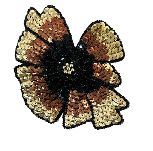 Flor con lentejuelas doradas, bronce y negras, abalorios negros y diamantes de imitación en el centro 5.5" x 4.25"