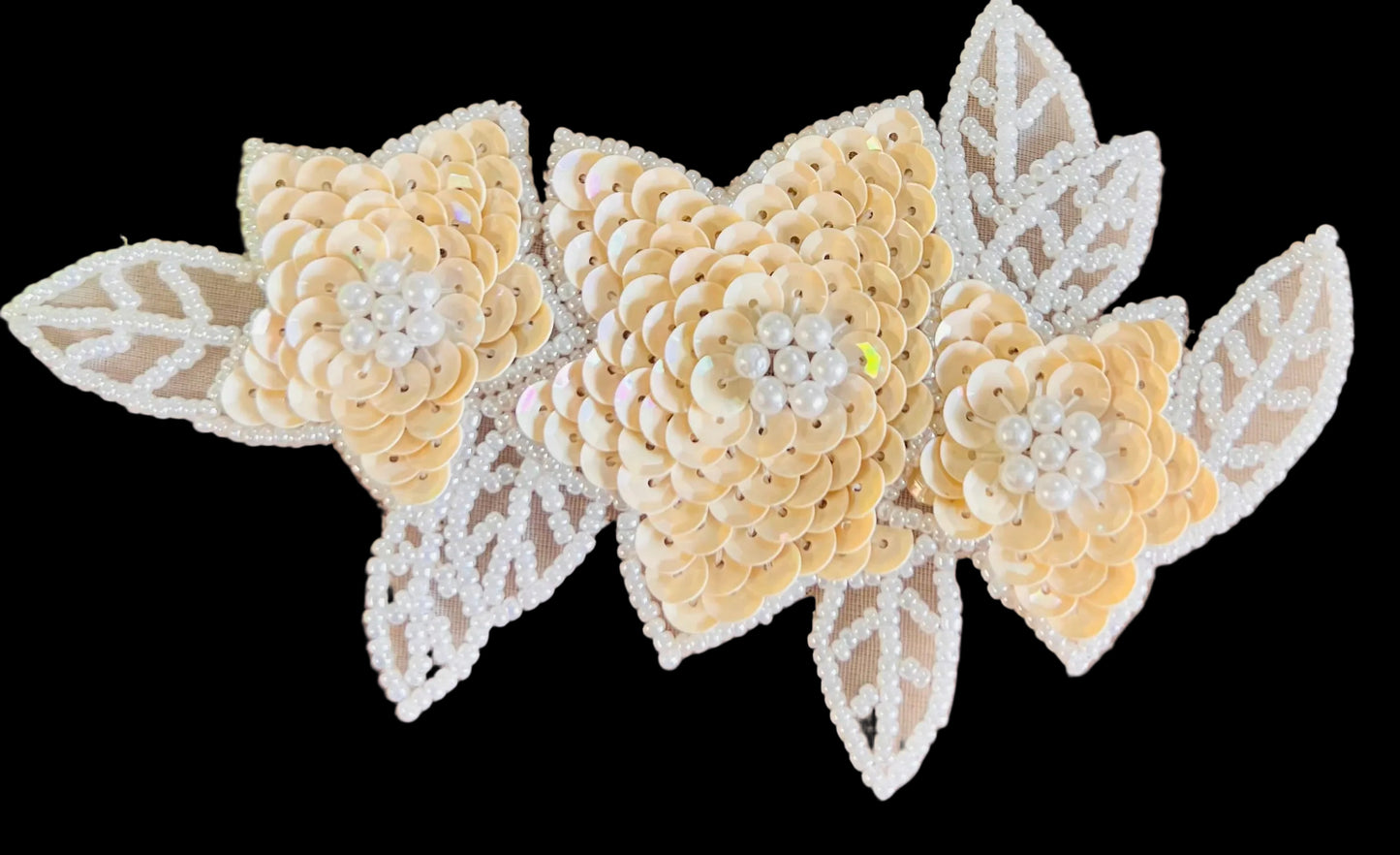 Triple flor en spray con lentejuelas y cuentas en color crema con perla 6" x 3.5"