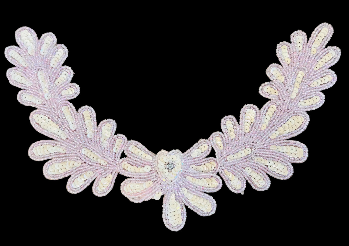 Escote de Flor con Lentejuelas Color Crema y Cuentas Rosas y un Rhinestone Central 25.4 cm x 17.78 cm