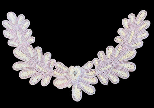 Escote de Flor con Lentejuelas Color Crema y Cuentas Rosas y un Rhinestone Central 25.4 cm x 17.78 cm