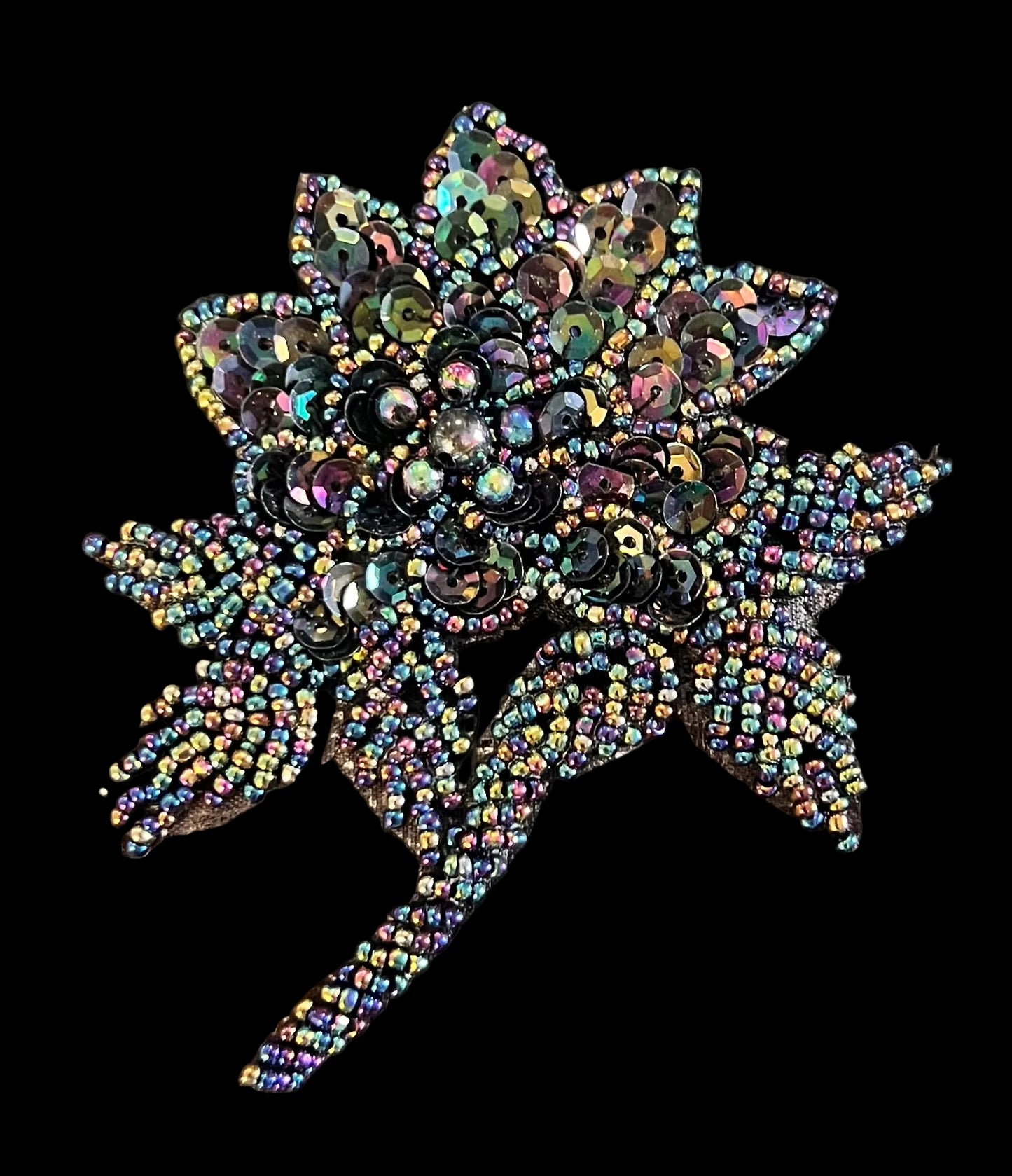 Flor con lentejuelas y cuentas Moonlite de 10.16 cm x 8.89 cm