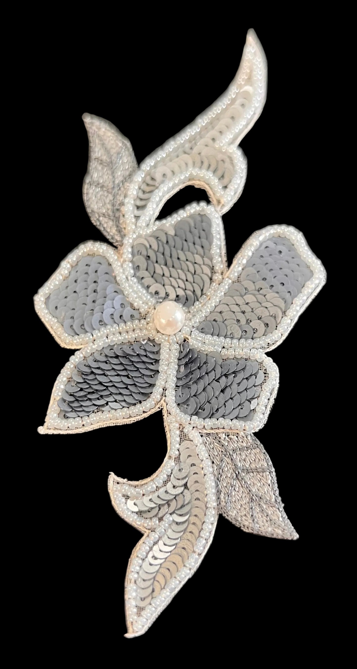 Flor multicolor de tonos grises con lentejuelas, abalorios y perlas de 7.6 x 14 cm