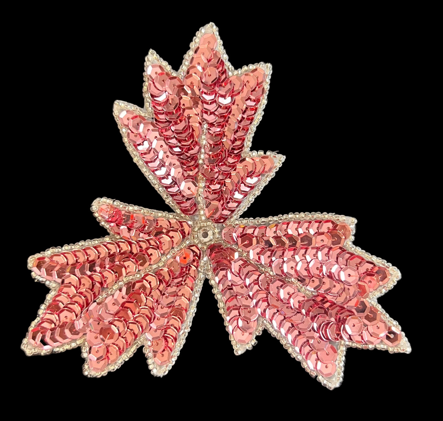 Hoja Rosa Tres Puntas con Lentejuelas y Centro de Cristal 5" x 5"
