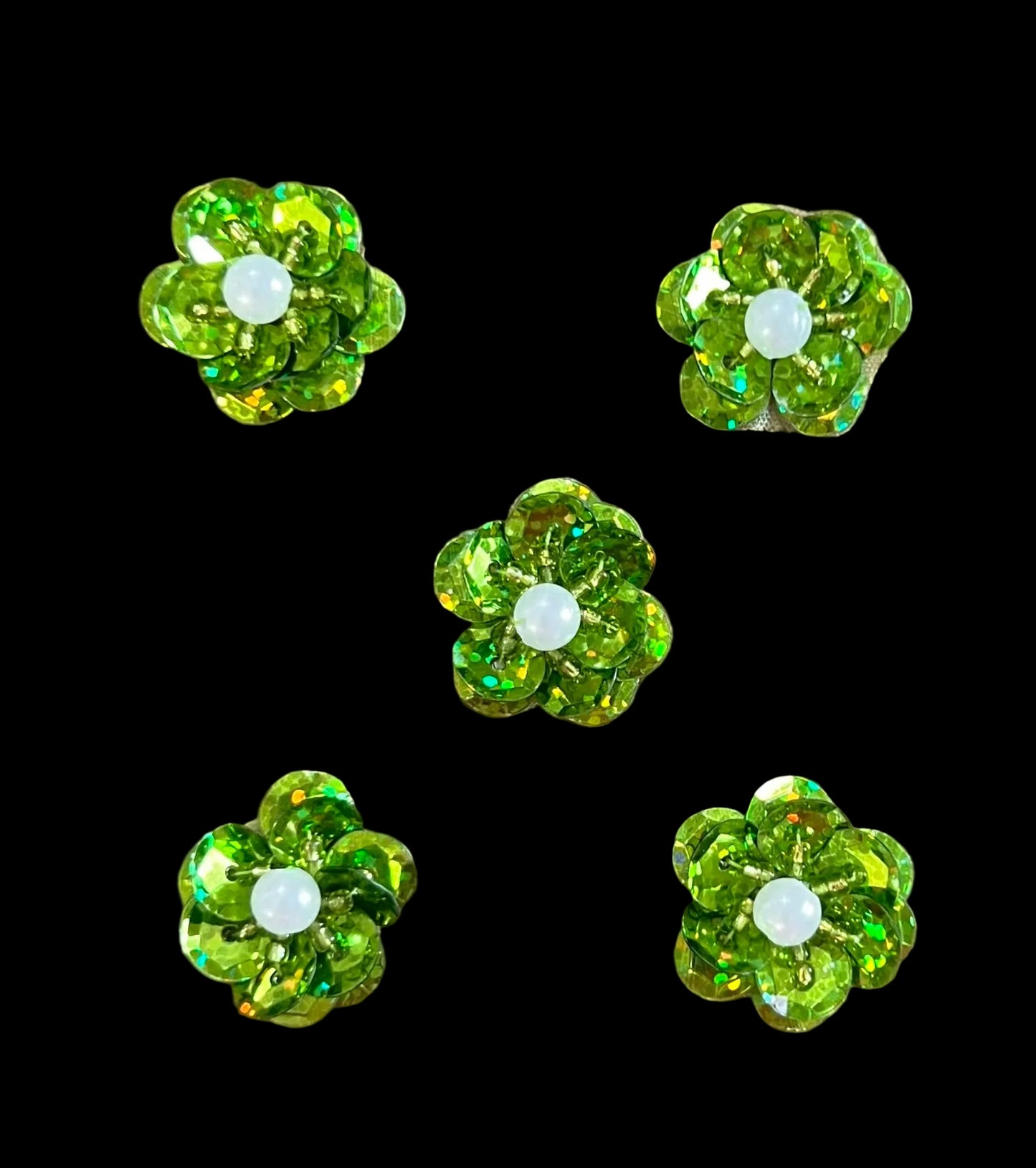 Juego de 5 flores de lentejuelas verdes brillantes con centro de perla de 1"