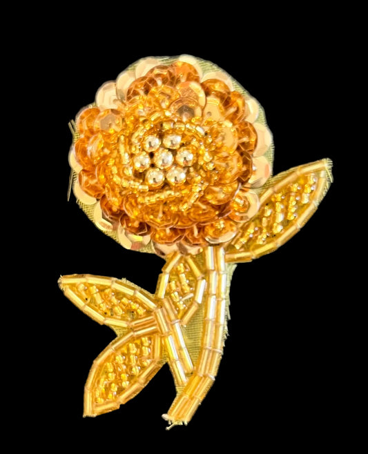 Flor con lentejuelas y cuentas oro, 2.5" x 2"