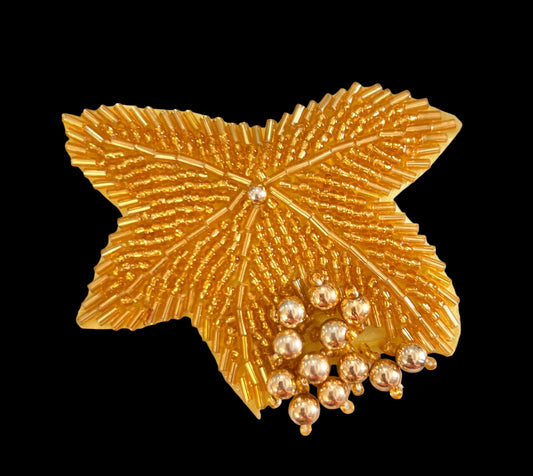 Acento de hoja con cuentas y perlas doradas de 6.35 cm x 7.62 cm
