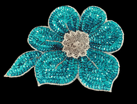 Flor con lentejuelas turquesa y cuentas de perlas plateadas y blancas 7.5" x 5"
