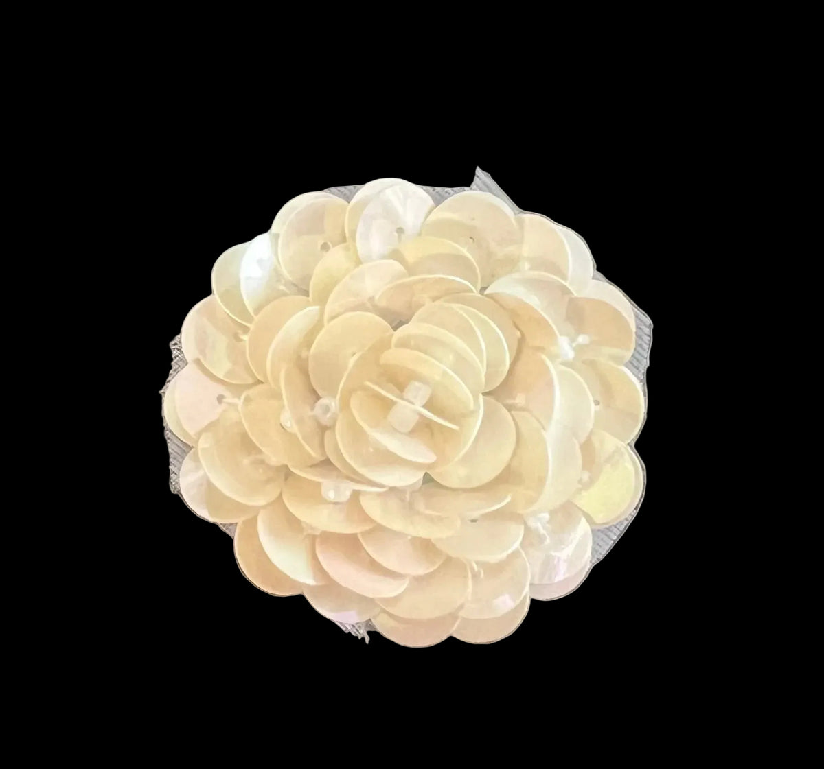 Flor con cuentas chinas blancas de tiro alto de 1.5"