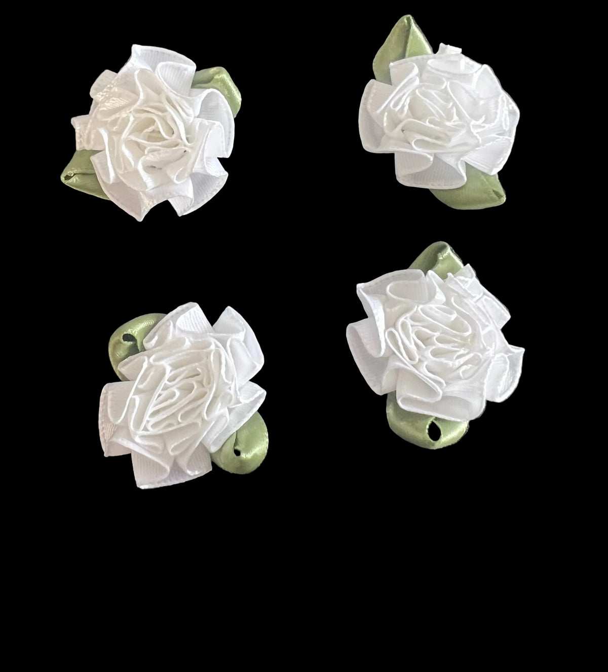 Juego de 4 flores de satén beige en forma de repollo con hojas verdes de 1"