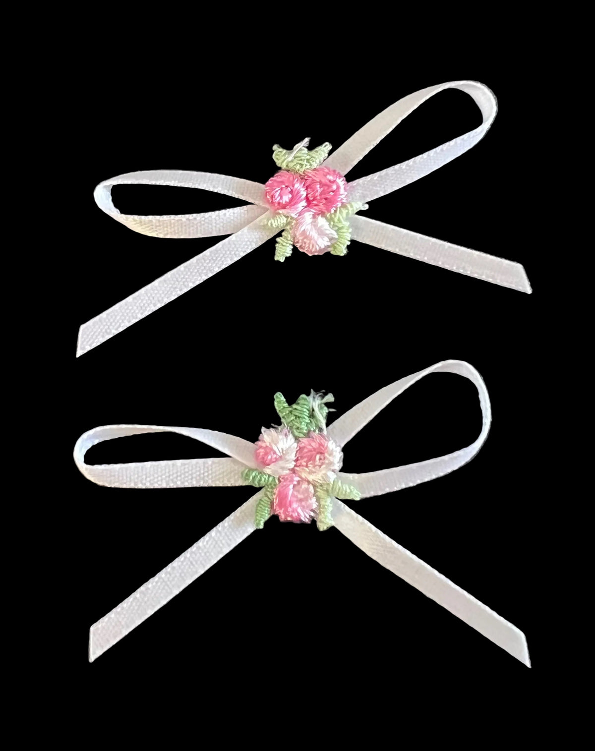 Juego de dos flores, flores bordadas en rosa con lazo de cinta blanca de 5 cm x 2,5 cm