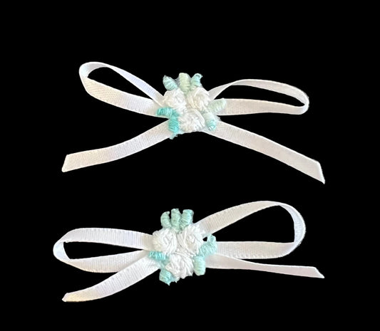 Juego de dos flores blancas con hojas verdes y un lazo blanco de 5 x 2,5 cm