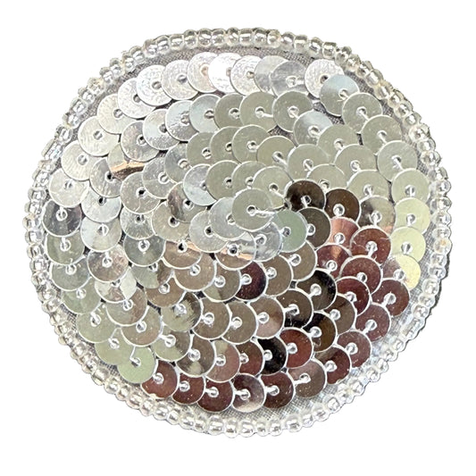 Puntos con lentejuelas y abalorios plateados