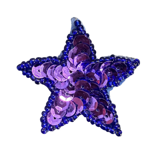 Estrella con lentejuelas morado claro y cuentas azul oscuro 1.75"