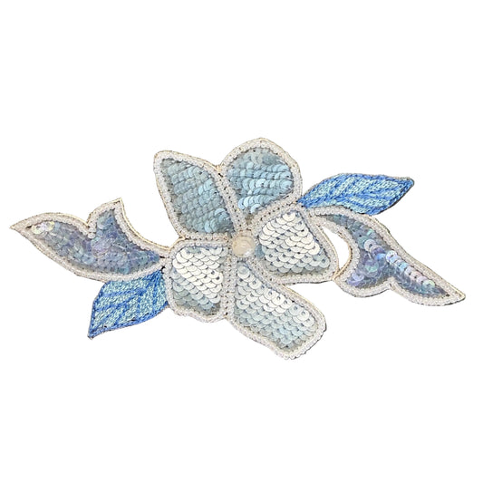 Flor con azules de dos tonos y gris 3" x 6"