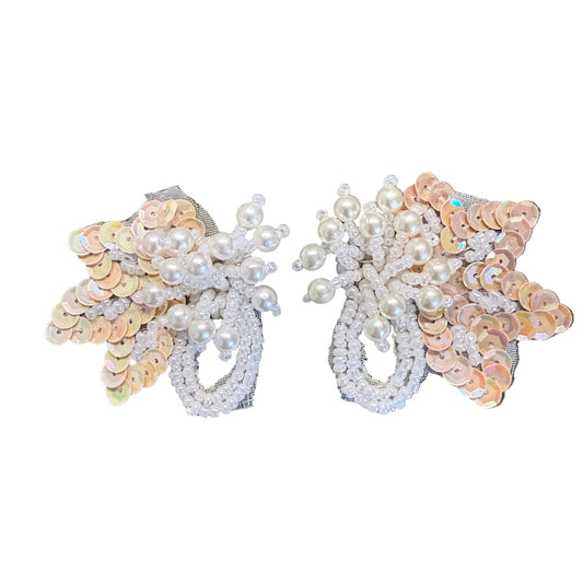 Par de hombreras de flores con lentejuelas beige y perlas blancas de 4,45 cm