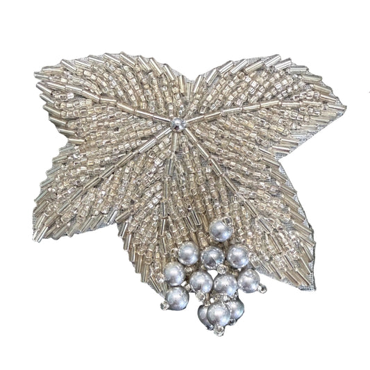 Flor con cuentas y cuentas de plata 3" x 2.5"