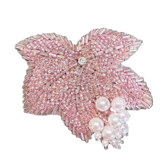 Charretera de hoja rosa iridiscente con cuentas, perlas y diamantes de imitación centrales de 7.6 x 7.6 cm
