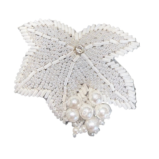 Hombrera de Hoja con Cuentas Blancas, Racimo de Perlas y Diamante de Imitación Central de 3" x 3"