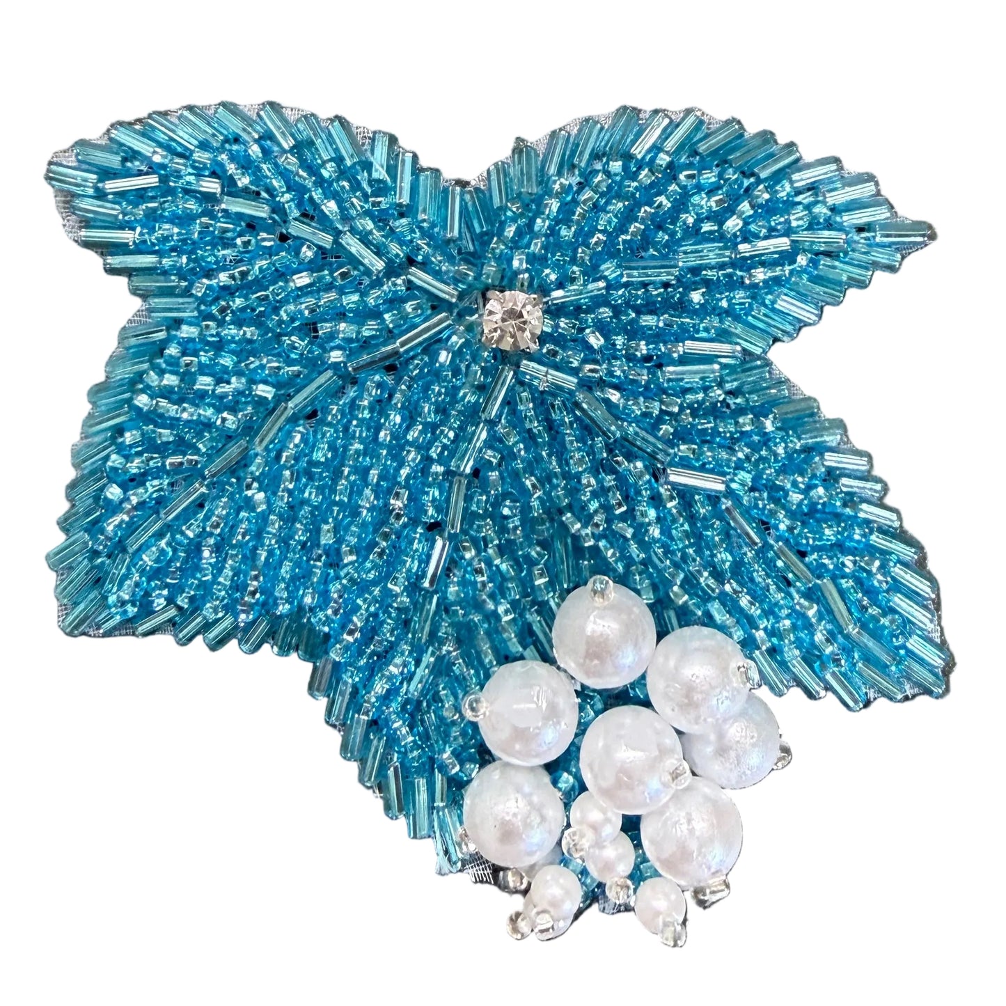 Acento de hoja turquesa con cuentas, perlas y pedrería central de 7.6 x 7.6 cm