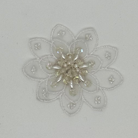 Flor con perlas y cuentas blancas 2.5" X 2.5"