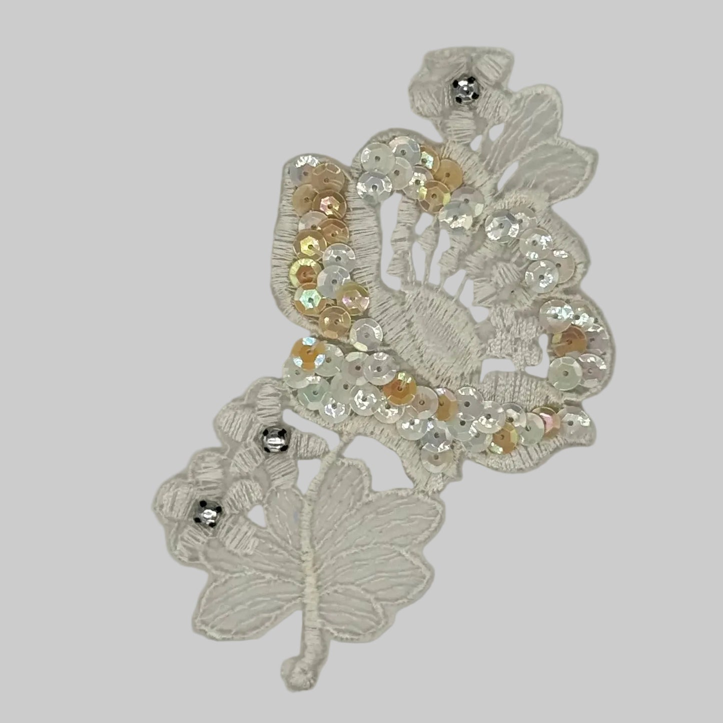 Flor de encaje con pedrería y lentejuelas blancas iridiscentes de 13.3 cm x 8.2 cm