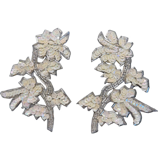 Par de flores con lentejuelas blancas y cuentas plateadas 5" X 2"