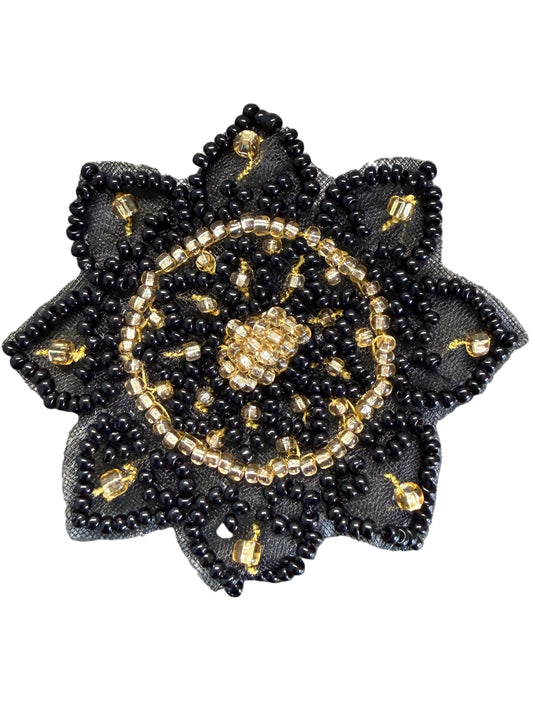 Flor Negra y Dorada con Cuentas de 2.5"