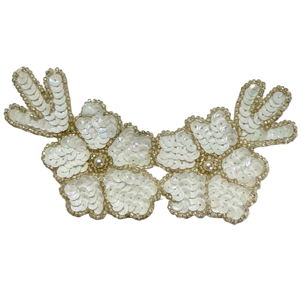 Flor con lentejuelas blancas y opción de cuentas transparentes o plateadas - Centro de perlas 5.5” x 3”