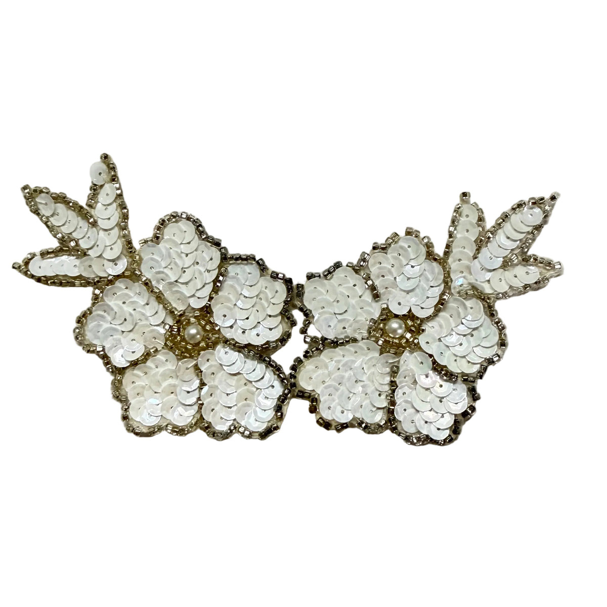 Flor con lentejuelas blancas y opción de cuentas transparentes o plateadas - Centro de perlas 5.5” x 3”