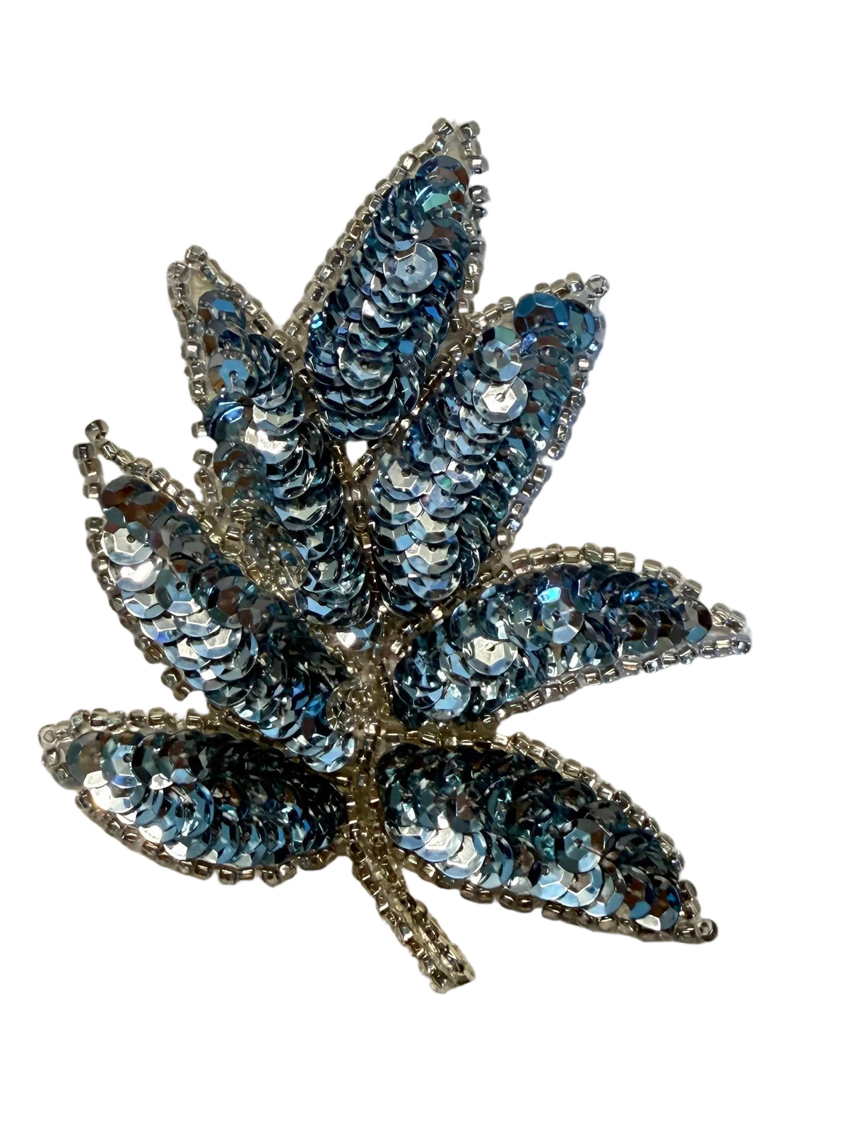 Acento de hoja con lentejuelas azul hielo y cuentas plateadas 4" x 3"