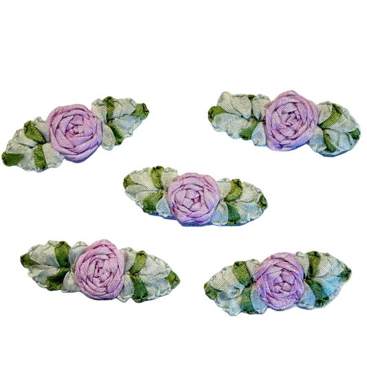 Adorno de flor morada con dos hojas de 1.5"
