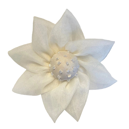 Flor de Organza Blanco Hueso con Pequeñas Perlas Blancas en el Centro 10 cm