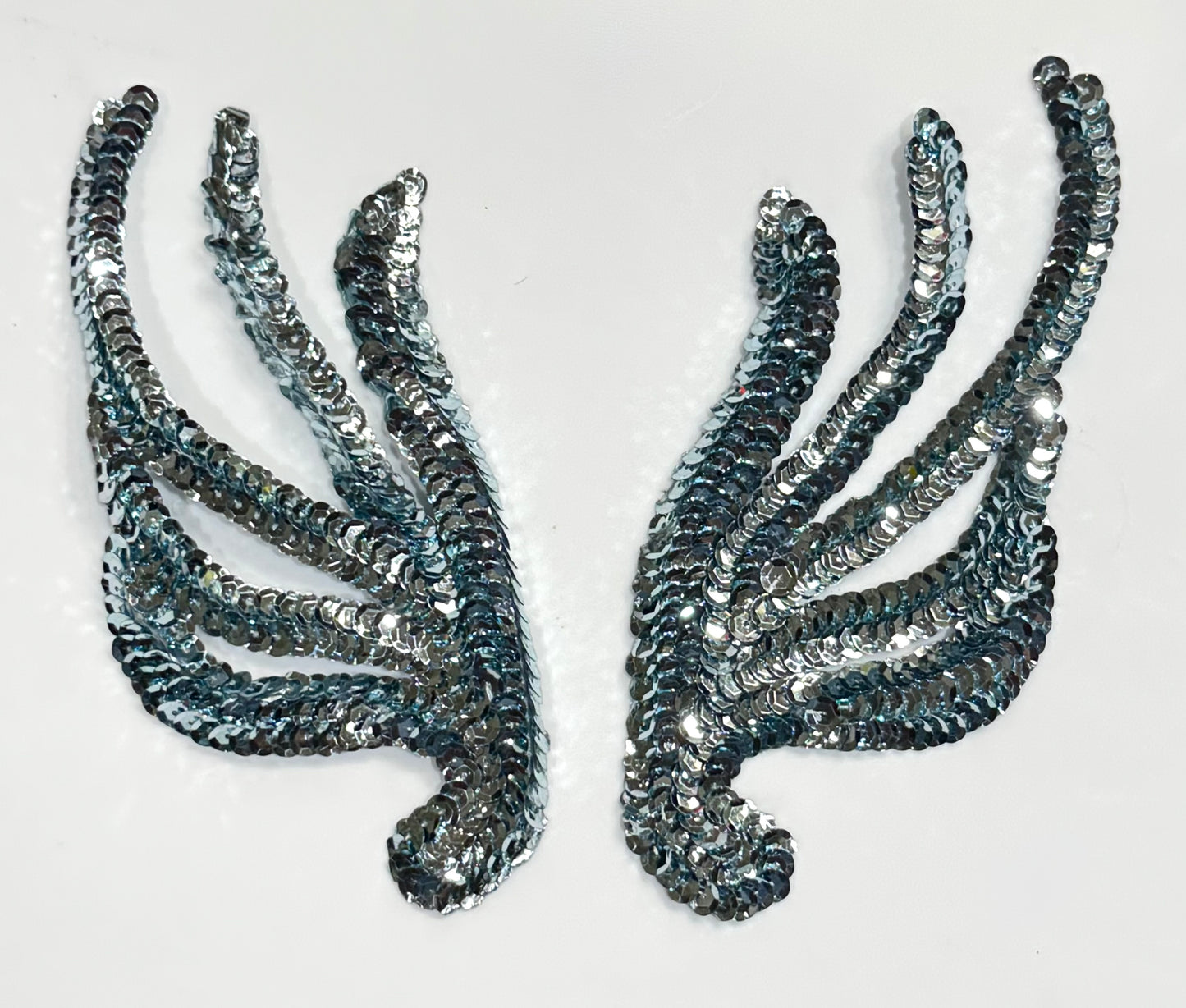 Par de hojas con lentejuelas azul hielo* 6" x 2.75"