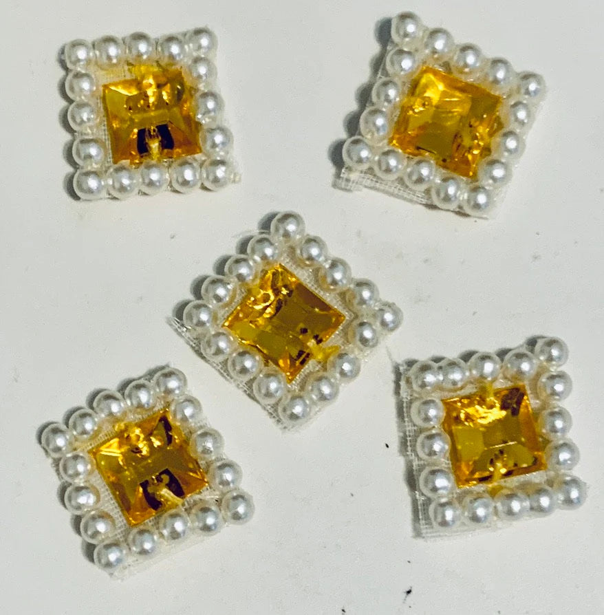 Yellow gem with white pearl trim .5"