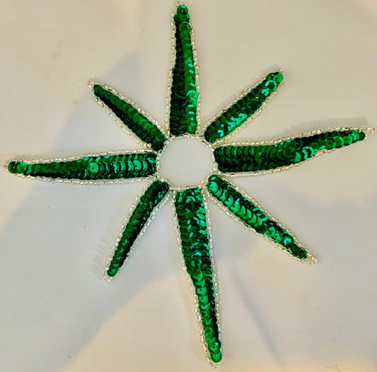 Flor con lentejuelas verdes y ribete de cuentas plateadas con centro de perlas Dos estilos 4" x 4"