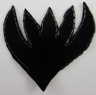 Terciopelo negro con motivo de garra y borde con abalorios de 10 x 9 cm